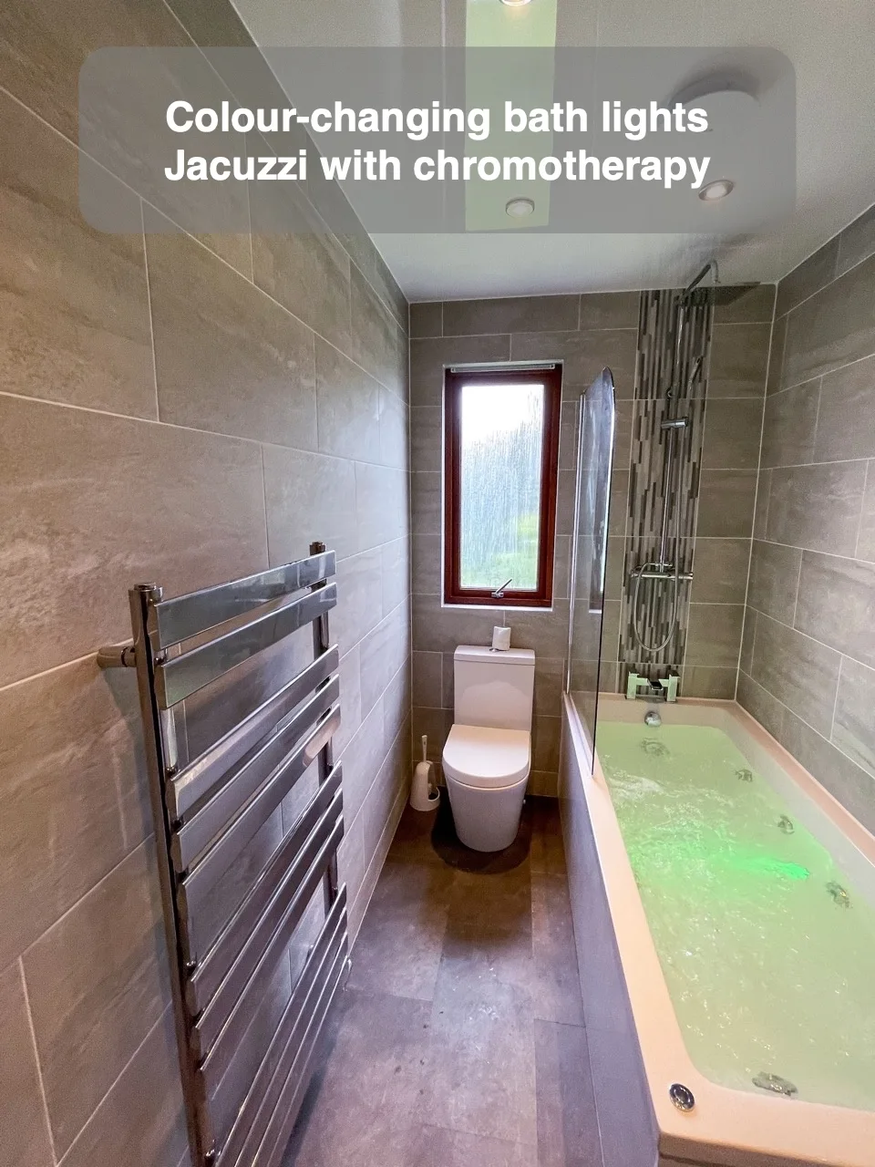 Colour-changing bath lights — Jacuzzi with chromotherapy