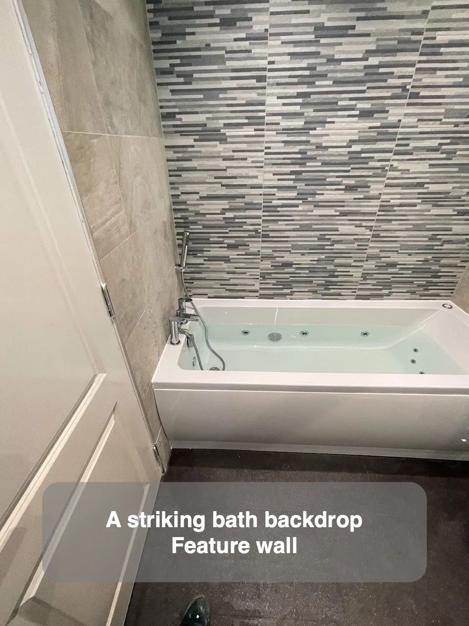 A striking bath backdrop — Feature wall