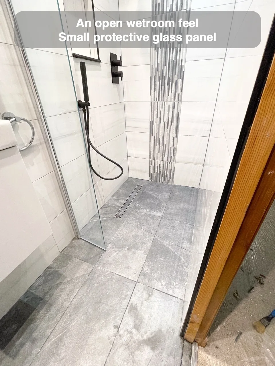 An open wetroom feel — Small protective glass panel