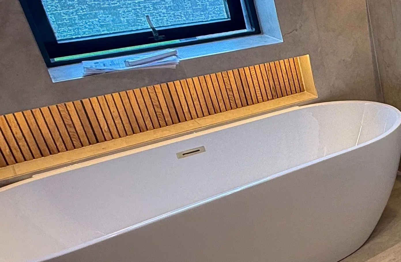Bath window recess with matching wood-look ribbed tile backing