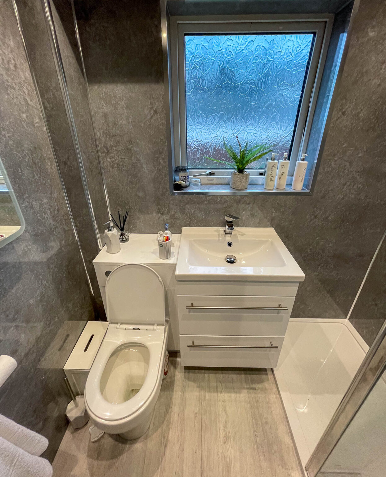 Bathroom refurbishment Claude's Tradesmen